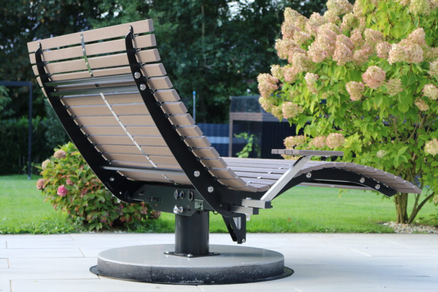 Elektrische Wellenliege von ELIEGANT im Garten