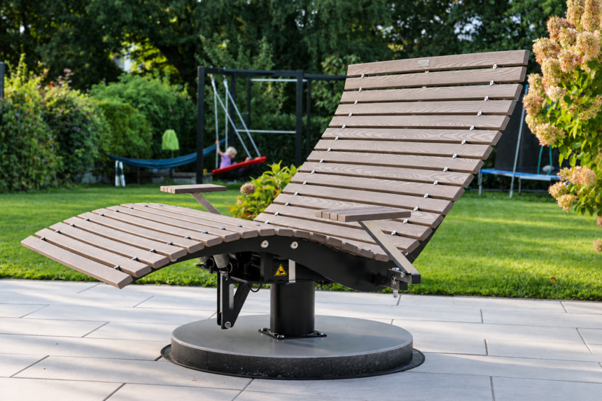 Elektrische Wellenliege von ELIEGANT im Garten